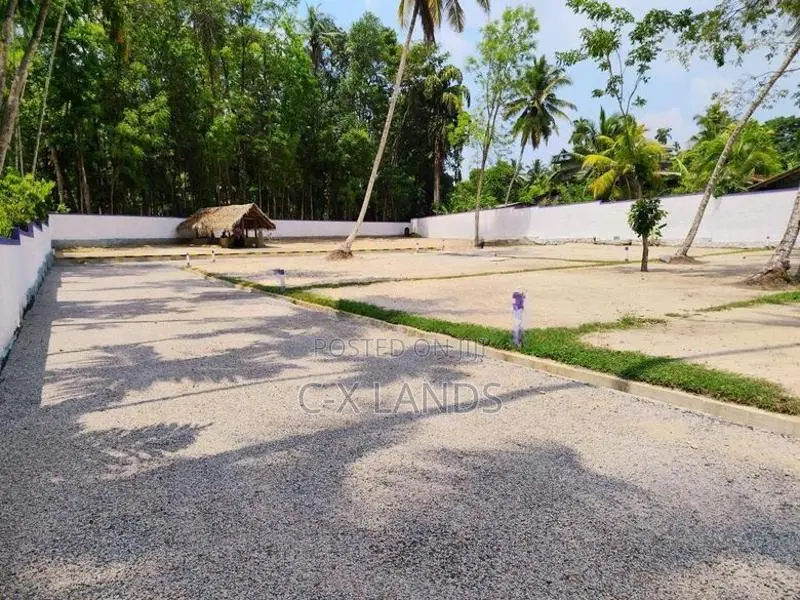 ගම්පහ අධිවේගේ පිවිසුමට නුදුරින් Land