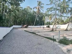 ගම්පහ අධිවේගේ පිවිසුමට නුදුරින් Land