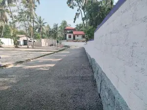 ගම්පහ අධිවේගේ පිවිසුමට නුදුරින් Land