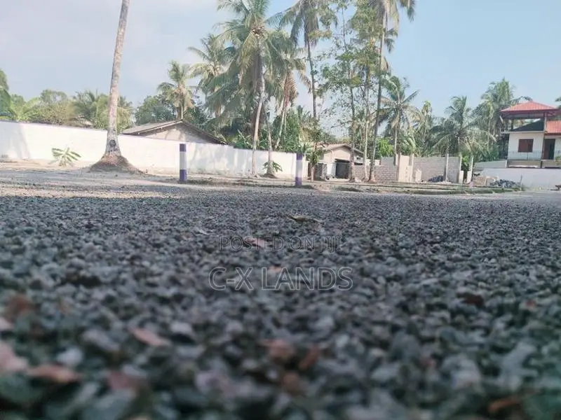 ගම්පහ අධිවේගේ පිවිසුමට නුදුරින් Land