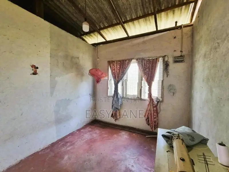කිරිවත්තුඩුව හංදියට ආසන්නයෙන් අලුතින් ඉදිකරමින් පවතින නිවසක්
