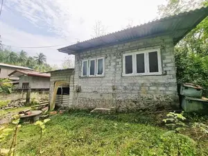 කිරිවත්තුඩුව හංදියට ආසන්නයෙන් අලුතින් ඉදිකරමින් පවතින නිවසක්