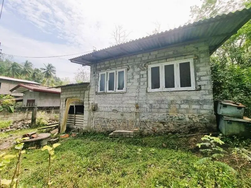 කිරිවත්තුඩුව හංදියට ආසන්නයෙන් අලුතින් ඉදිකරමින් පවතින නිවසක්