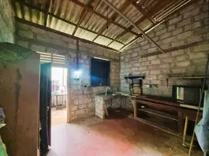 කිරිවත්තුඩුව හංදියට ආසන්නයෙන් අලුතින් ඉදිකරමින් පවතින නිවසක්