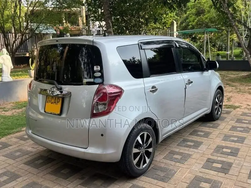 Toyota Ractis 2010