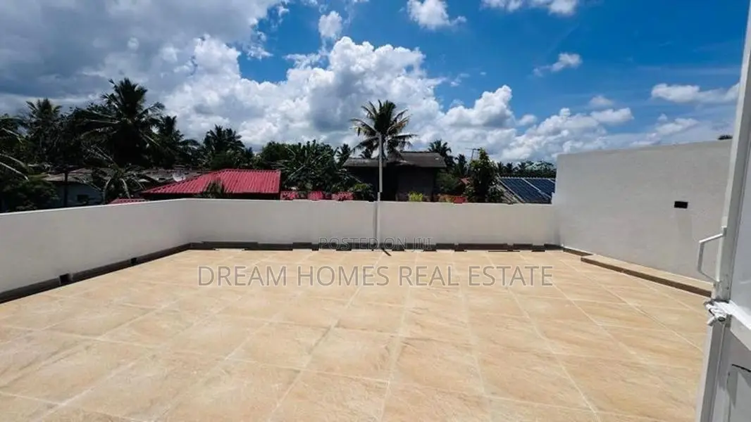 Near Colombo Rd Soler Powerd Luxury House for Sale-kesbewa