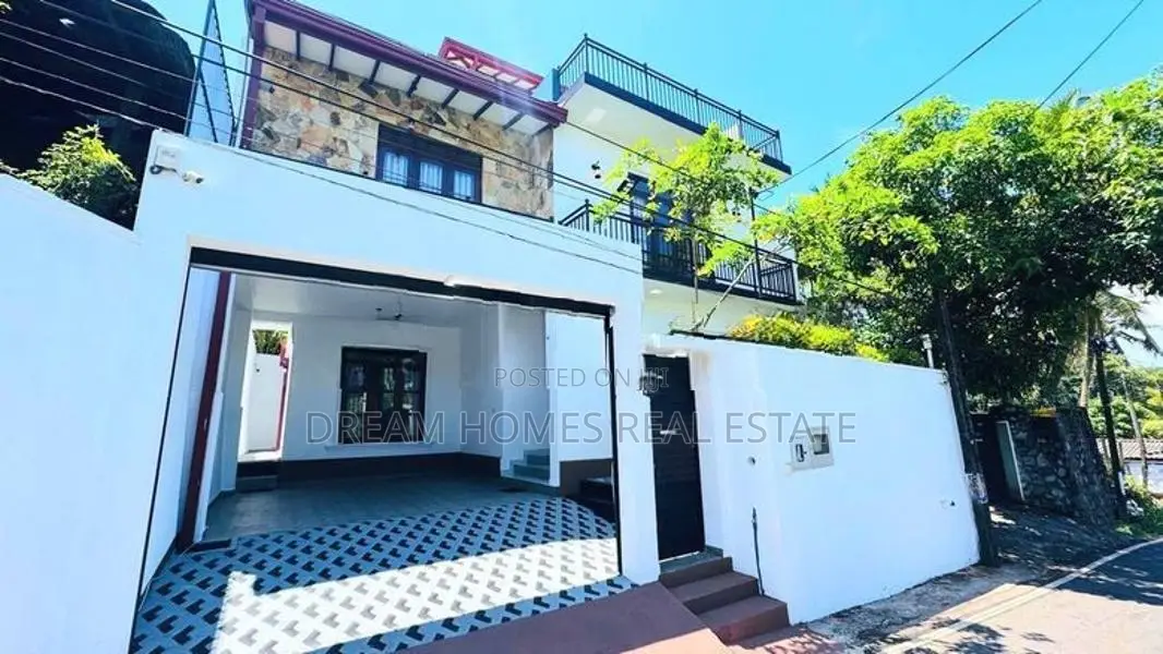 සෝලාර් පද්ධතිය සහිත නවීන දෙමහල් නිවස විකිණීමට Kesbewa