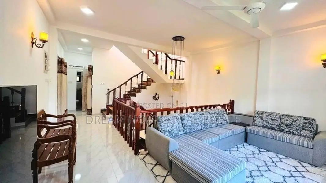 සෝලාර් පද්ධතිය සහිත නවීන දෙමහල් නිවස විකිණීමට Kesbewa