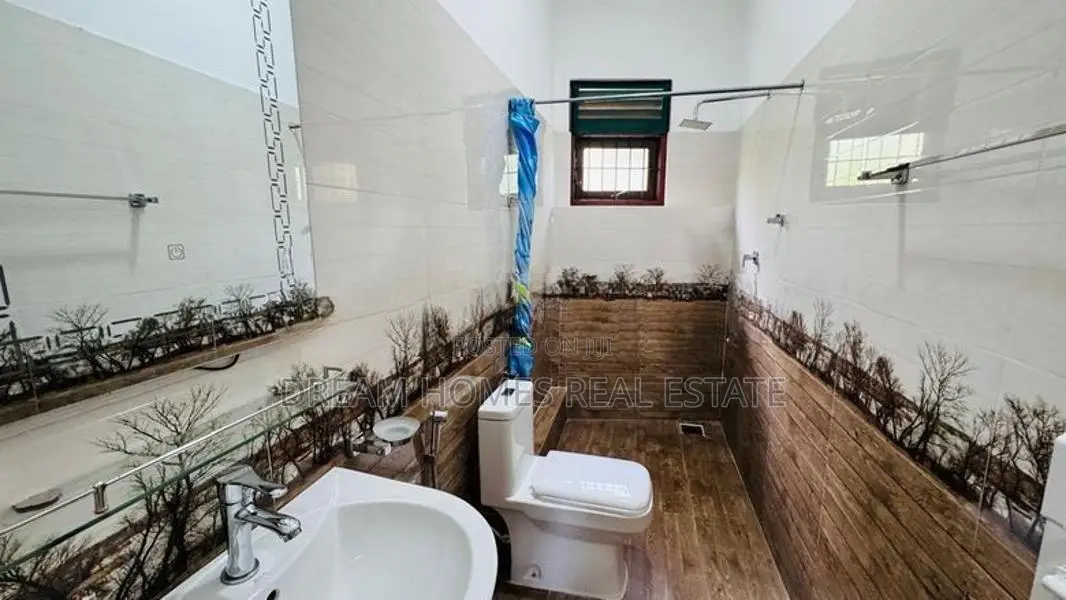 Near Colombo Rd Soler Powerd Luxury House for Sale-kesbewa