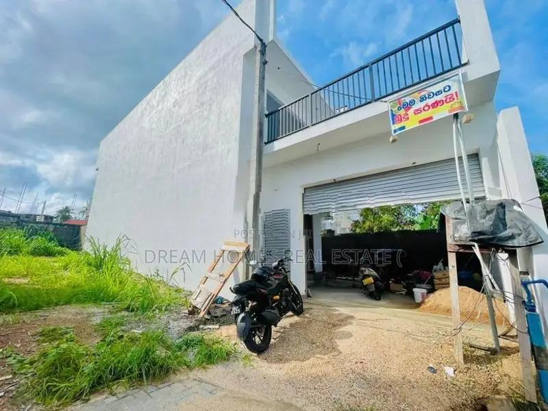 Elegant Modern Home with Roof Terrace Near Kottawa Highway
