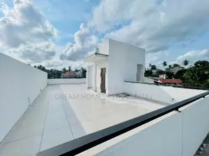 Elegant Modern Home with Roof Terrace Near Kottawa Highway
