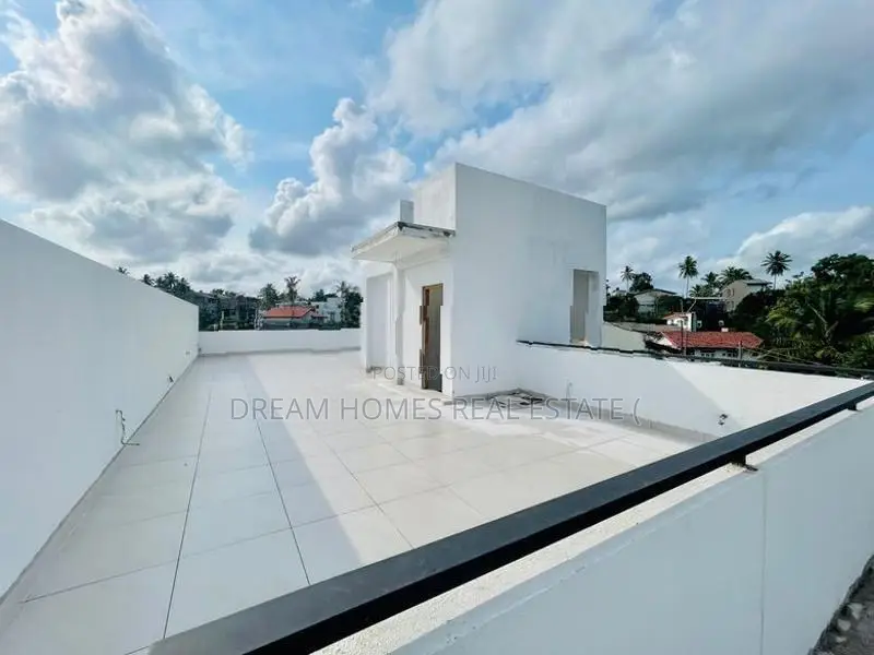 Elegant Modern Home with Roof Terrace Near Kottawa Highway
