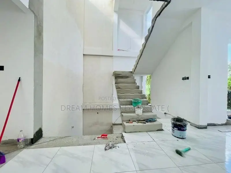 Elegant Modern Home with Roof Terrace Near Kottawa Highway