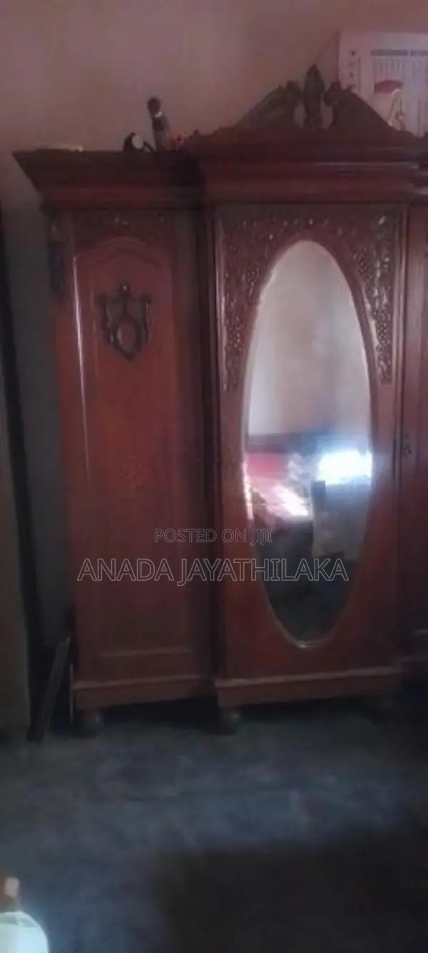 Antique අල්මාරියක්