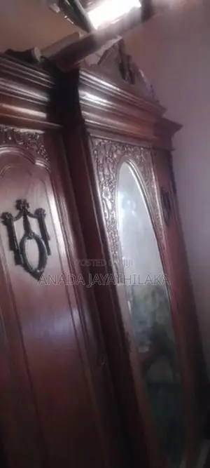 Antique අල්මාරියක්