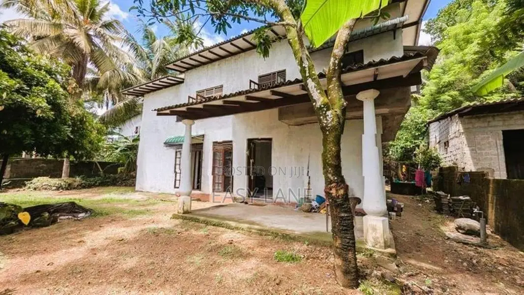 කඩවත මාවරමණ්ඩියෙන් පර්චස් 20ක දෙමහල් නිවස