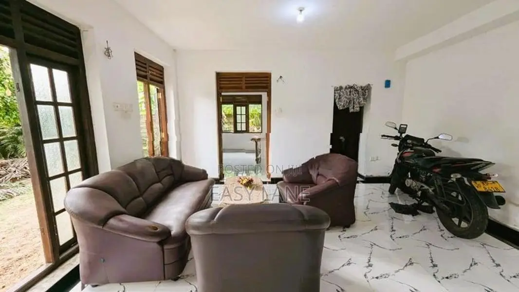 කඩවත මාවරමණ්ඩියෙන් පර්චස් 20ක දෙමහල් නිවස