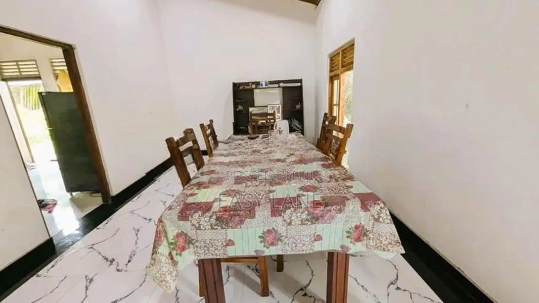 කඩවත මාවරමණ්ඩියෙන් පර්චස් 20ක දෙමහල් නිවස