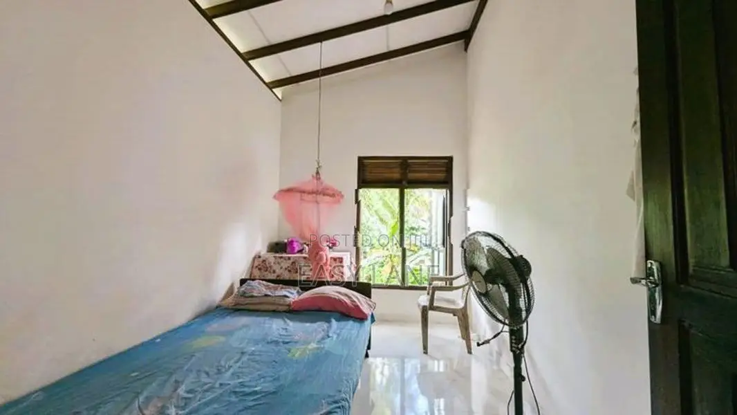 කඩවත මාවරමණ්ඩියෙන් පර්චස් 20ක දෙමහල් නිවස