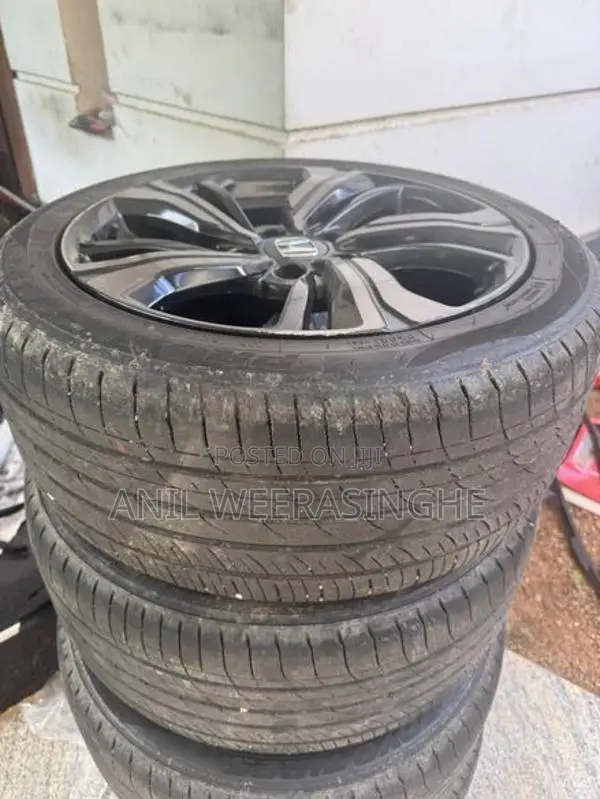 Honda Civic 17 Alloy Wheel With 235/45R17 Tire