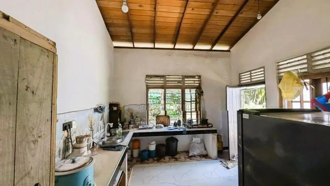 කඩවත මාවරමණ්ඩියෙන් පර්චස් 20ක දෙමහල් නිවස