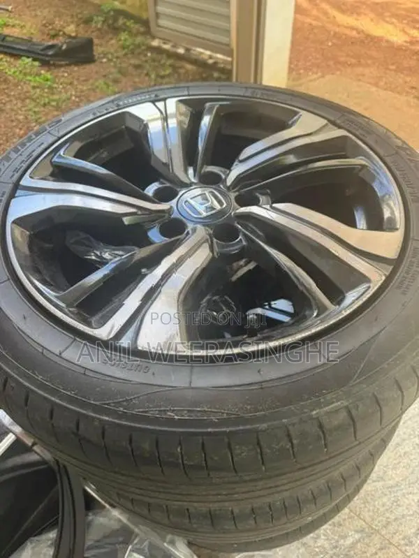 Honda Civic 17 Alloy Wheel With 235/45R17 Tire