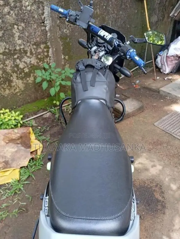 Bajaj CT100 2025