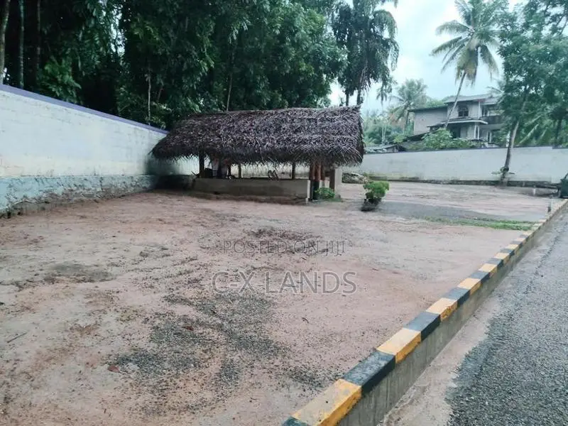 මිරිස්වත්ත හන්දියෙන්ම අගනා බිම් කොටස් කීපයක්