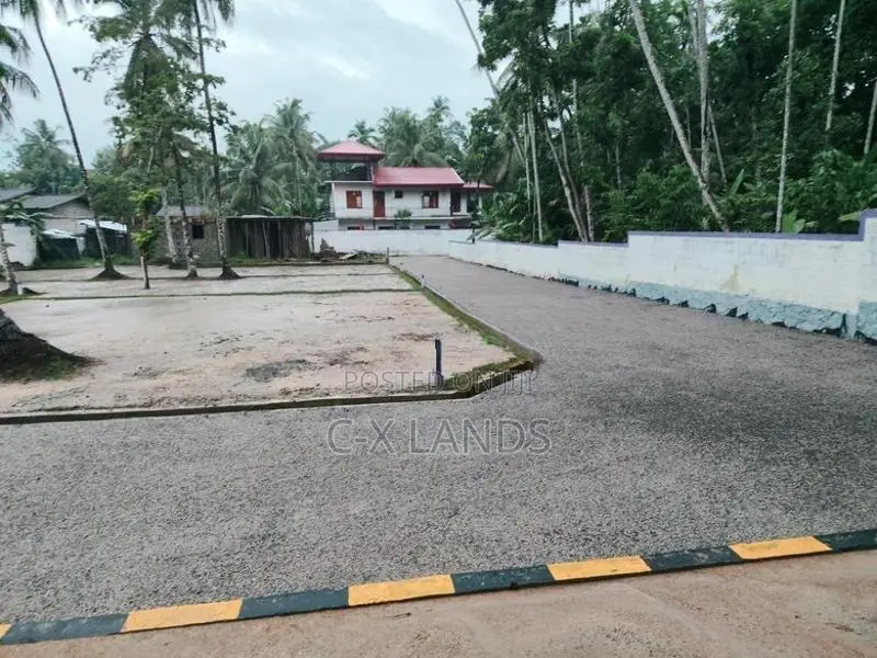 මිරිස්වත්ත හන්දියෙන්ම අගනා බිම් කොටස් කීපයක්