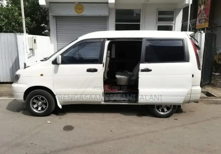 Toyota Noah KR 42 1999