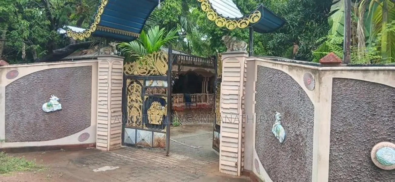 5 Acres land With House Moolai