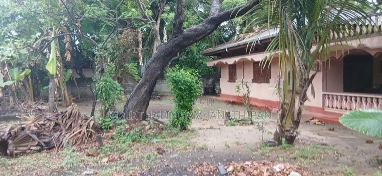 5 Acres land With House Moolai
