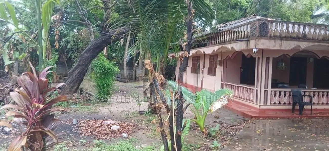 5 Acres land With House Moolai