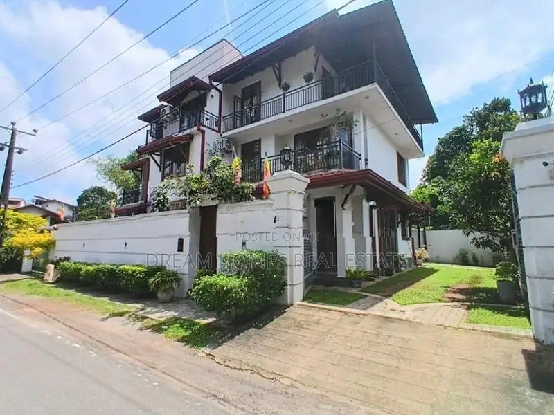 Luxury 3-Storey House for Rent in Pannipitiya