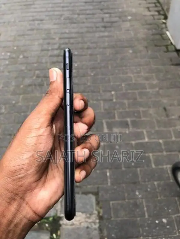 Apple iPhone SE 2 (Used)