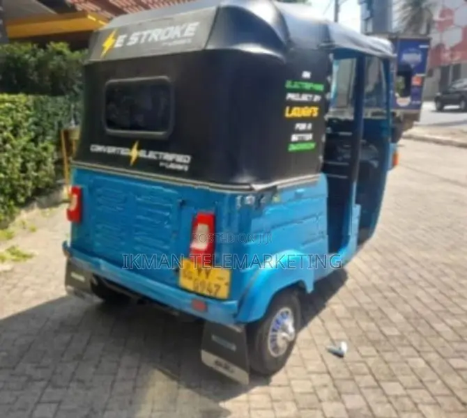 Bajaj RE 205 2012