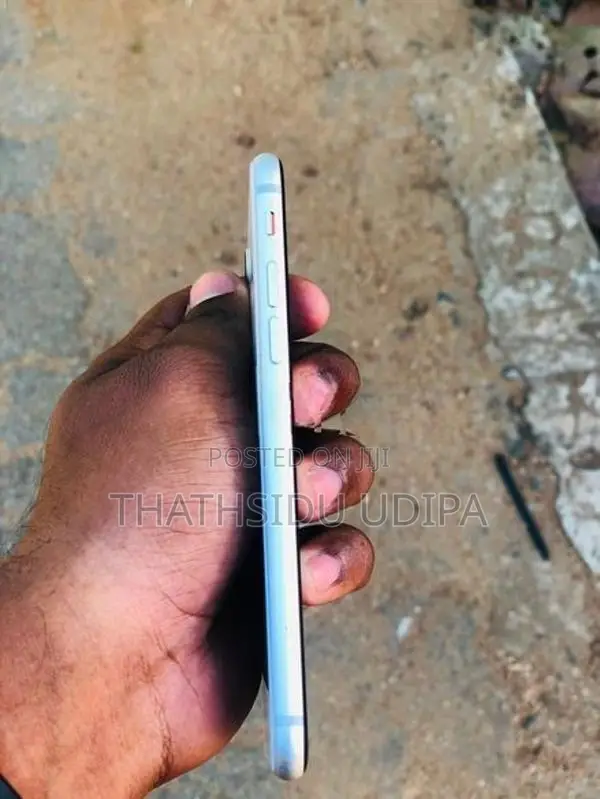 Apple iPhone SE 2 (Used)