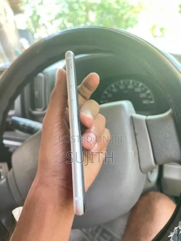 Apple iPhone SE 2 (Used)
