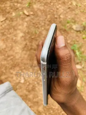 Apple iPhone SE 2 (Used)