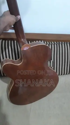 Box Guitar