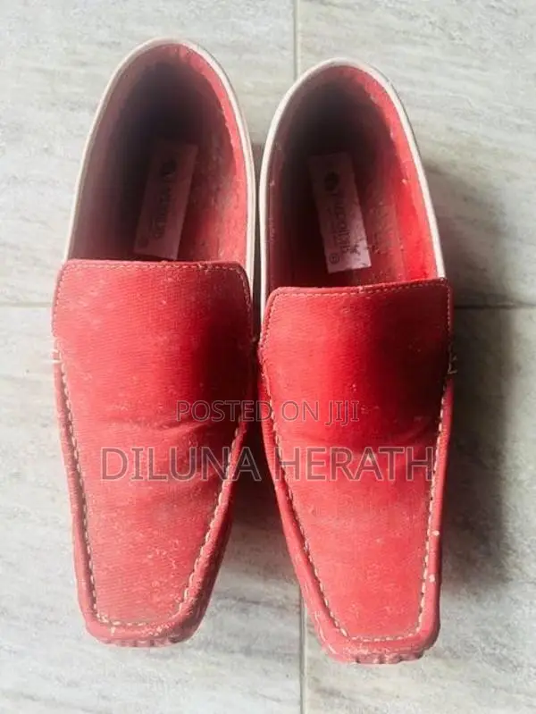 Red shoues
