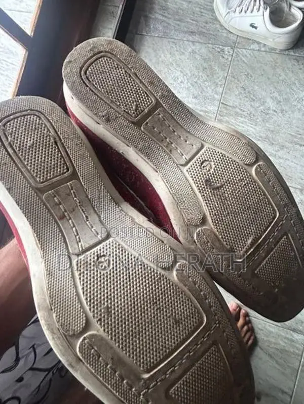 Red shoues