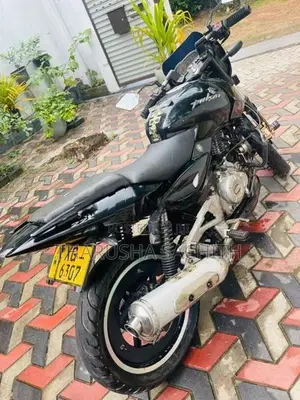 Bajaj Pulsar 220F 2011