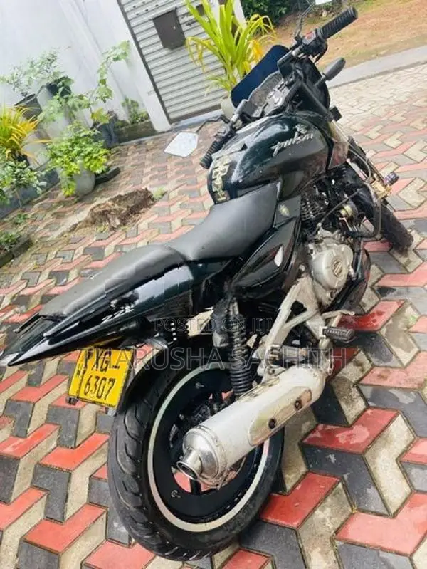 Bajaj Pulsar 220F 2011