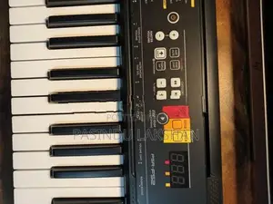 Yamaha PSR-F52 Keyboard