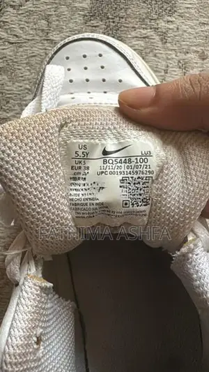 White Nike Sneakers (Used)
