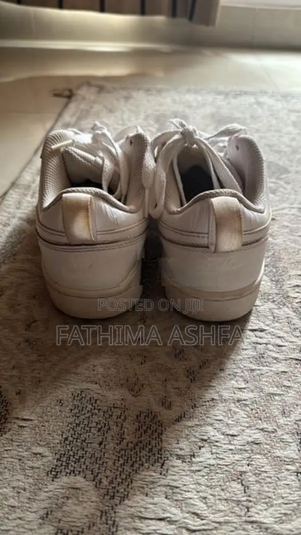 White Nike Sneakers (Used)