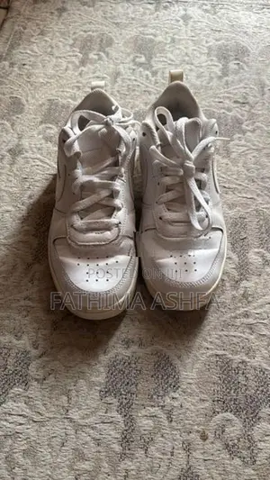 White Nike Sneakers (Used)
