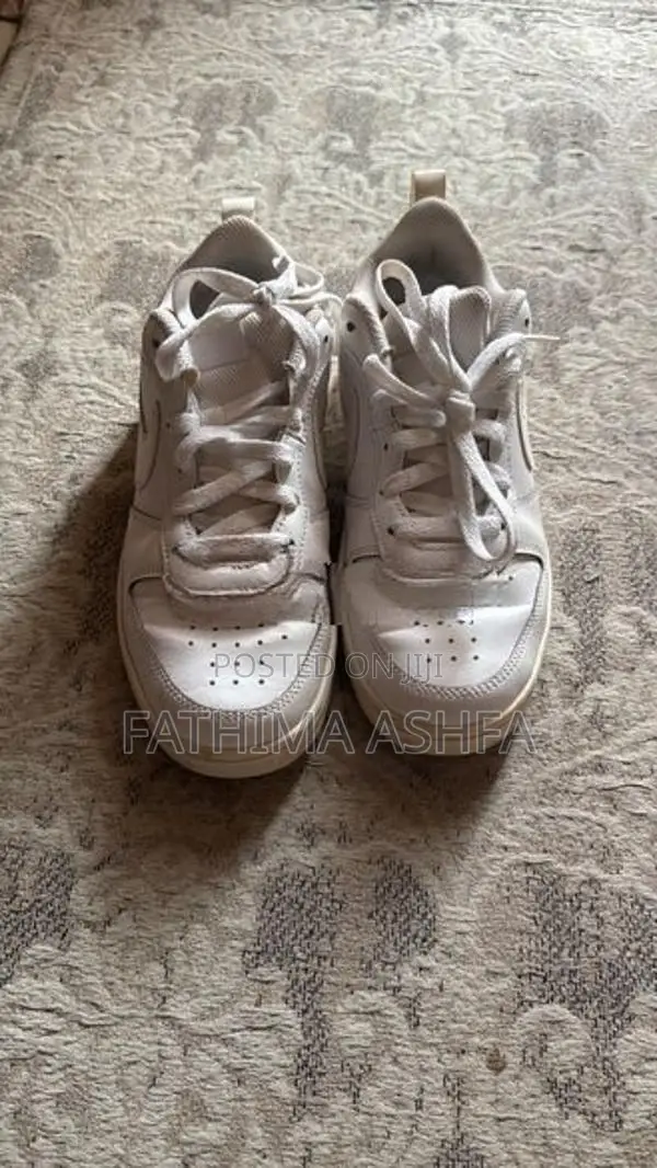 White Nike Sneakers (Used)