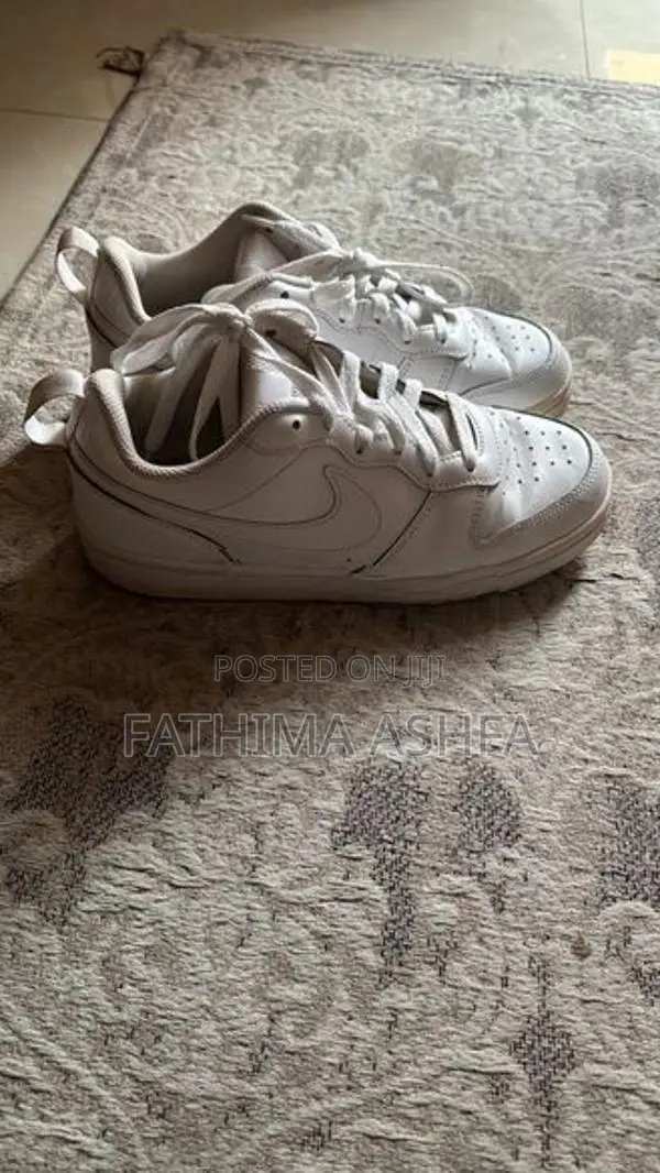 White Nike Sneakers (Used)